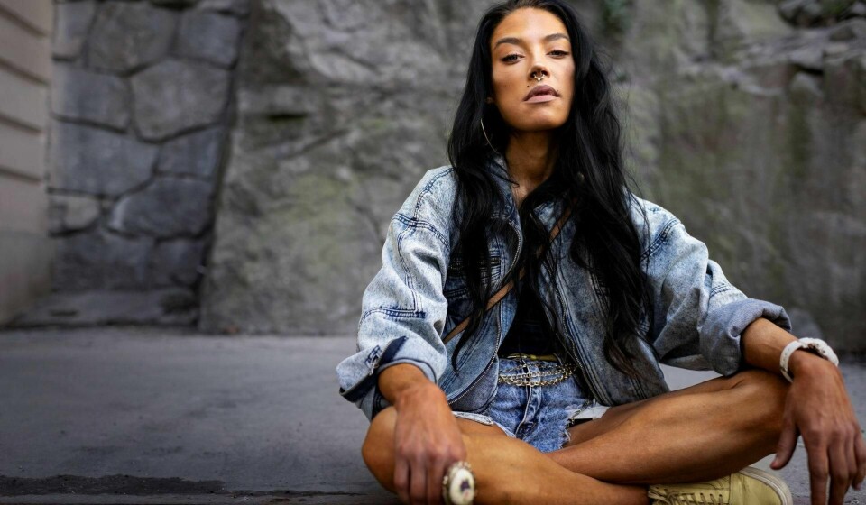 – Nå er det plutselig blitt populært å være min venn. Det har det ikke alltid vært, sier svenske Maxida Märak, urfolksaktivist, rapper og klar for Oslo World. FOTO: NAINA HELÉN JÅMA/TT