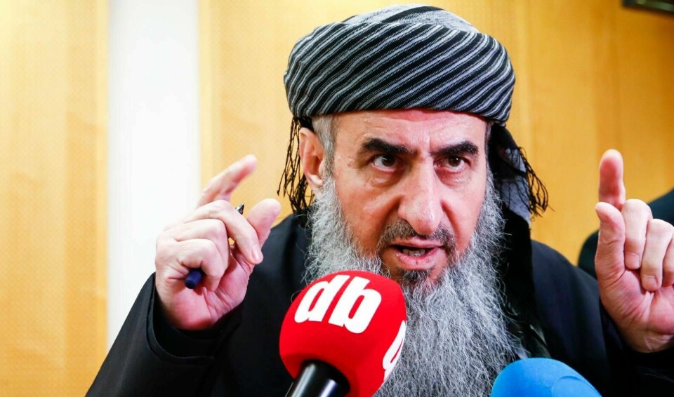Mulla Krekar ga pressen beskjed om hva han synes om den italienske dommen mot ham da tingretten skulle behandle utleveringssaken hans mandag.