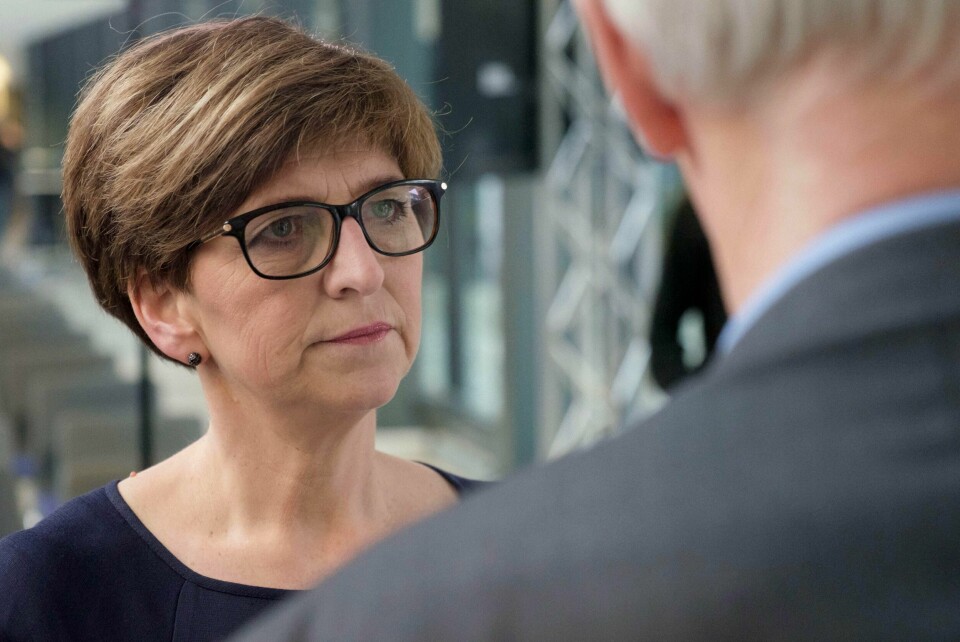 Leder i Norsk sykepleierforbund mener det ikke er noe galt med arbeidsmiljøloven til tross for at den brytes hundretusenvis av ganger i året.