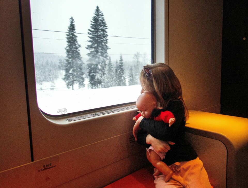 Trondheim 20190118.
Illustrasjonsbilder: Jente som ser ut av togvinduet med dukke. ung jente. Modellklarert
Foto: Gorm Kallestad / NTB scanpix