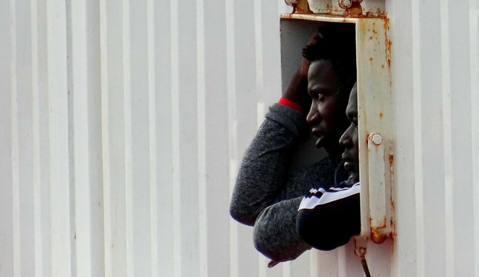 Migranter på Ocean Viking venter på å få gå i land i Taranto, Italia, tidligere i oktober. FOTO: NTB SCANPIX Migranter på Ocean Viking venter på å få gå i land i Taranto, Italia, tidligere i oktober. FOTO: NTB SCANPIX
