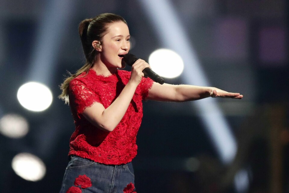 Fornebu 20171211.
Sigrid på scenen under Nobels fredspriskonsert på Telenor Arena mandag kveld. Årets konsert holdes til ære for ICAN som jobber for forbud mot atomvåpen.
Foto: Berit Roald / NTB scanpix