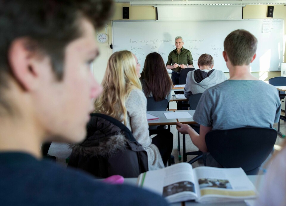 OSLO 20141030.
Tenåringer. Lærer og elever i klasserom. Undervisning pågår. Konsentrert. Lærer underviser. Engelsktime. Underviser i engelsk.
Foto: Berit Roald / NTB scanpix
NB! MODELLKLARERT