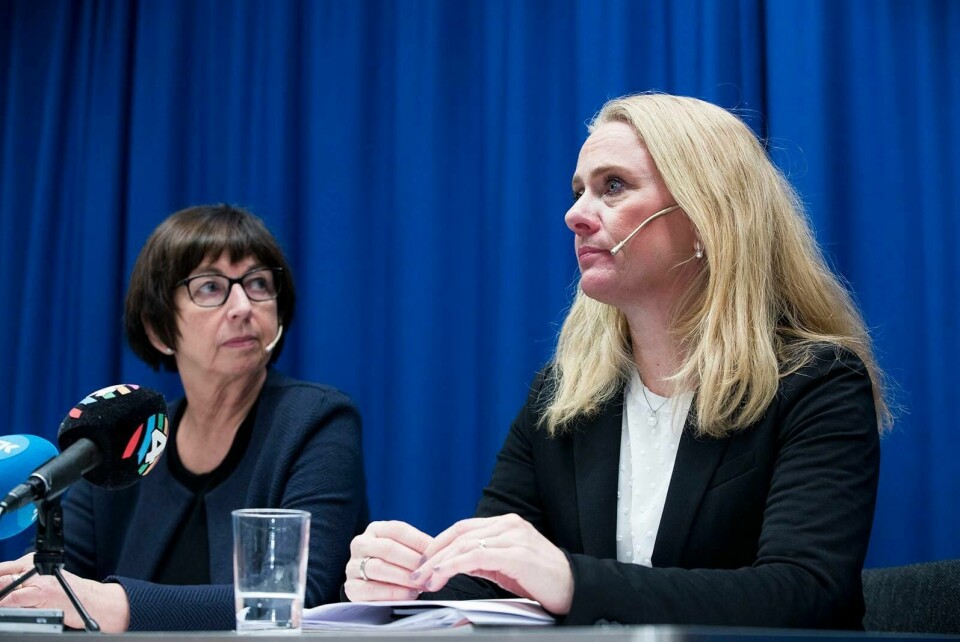 Nav-direktør Sigrun Vågeng og arbeids- og sosialminister Anniken Hauglie på pressekonferansen der det ble opplyst at retten til å ta med seg trygd til andre EØS-land har vært praktisert feil. FOTO: TERJE PEDERSEN/NTB SCANPIX