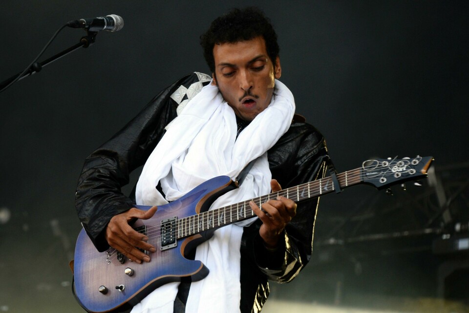 Tuareg guitarist and singer from Niger Omara Moctar alias 'Bombino', performs during the Rock en Seine music festival in Saint-Cloud near Paris on August 26, 2016. / AFP PHOTO / BERTRAND GUAY Tuareg guitarist and singer from Niger Omara Moctar alias 'Bombino', performs during the Rock en Seine music festival in Saint-Cloud near Paris on August 26, 2016. / AFP PHOTO / BERTRAND GUAY
