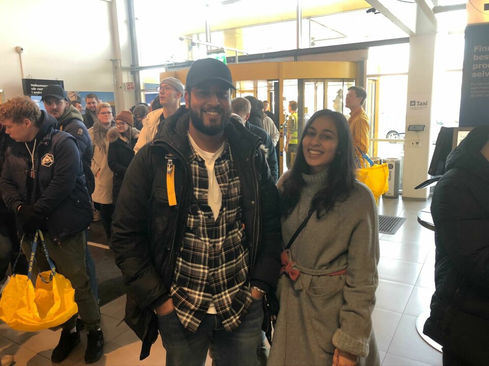 Gutta i lang kø utenfor Ikea for Virgil Abloh ###