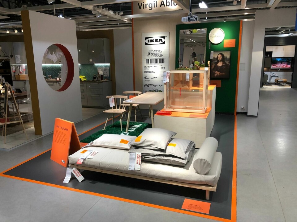 Gutta i lang kø utenfor Ikea for Virgil Abloh ###