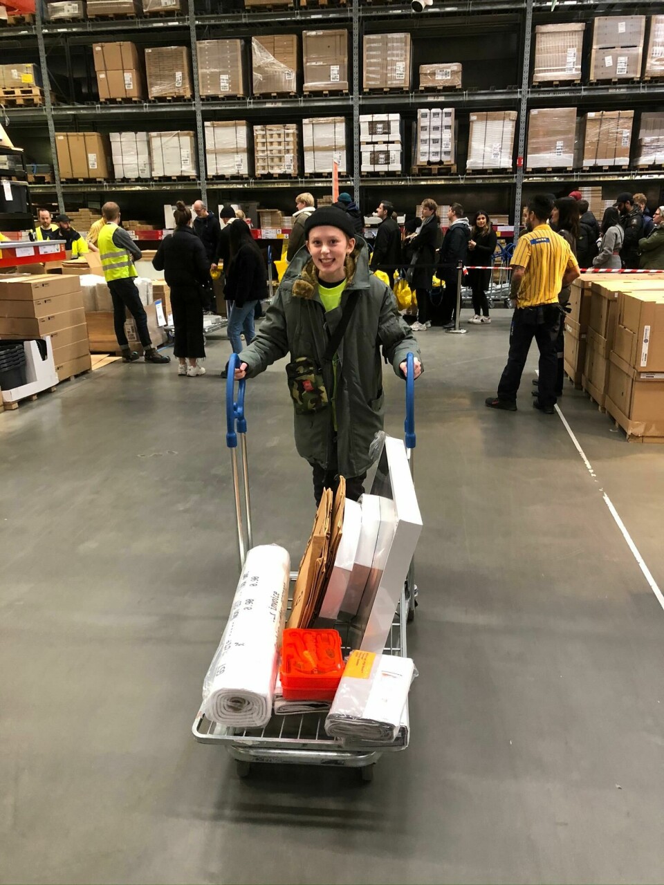 Gutta i lang kø utenfor Ikea for Virgil Abloh ###