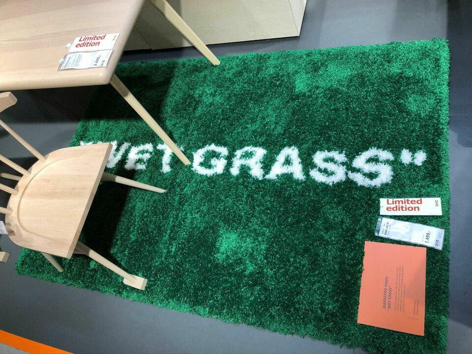 Gutta i lang kø utenfor Ikea for Virgil Abloh ###