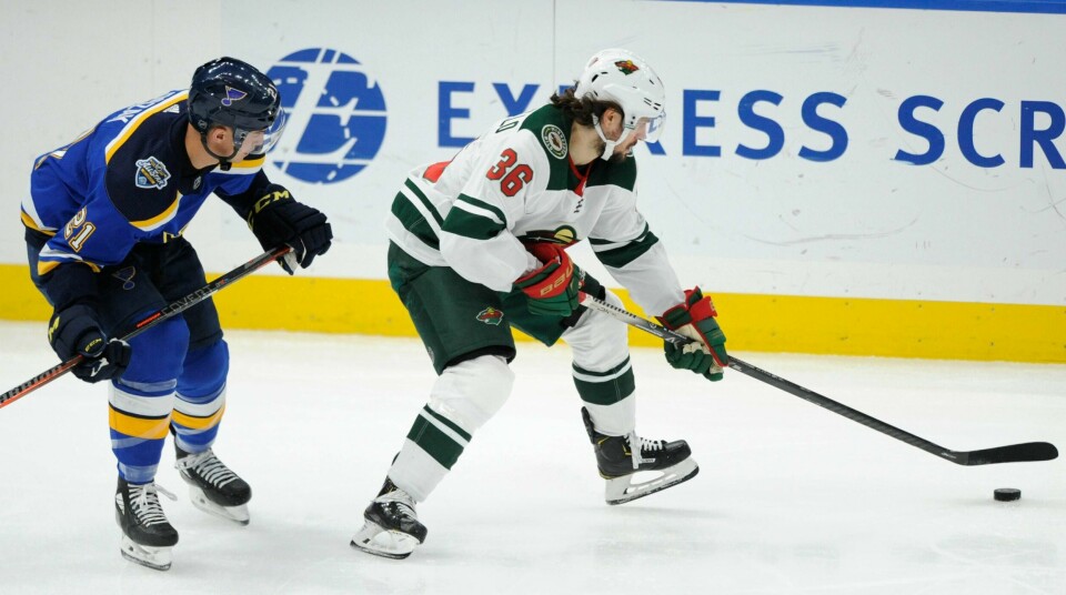 Mats Zuccarello har her St. Louis Blues' Tyler Bozak i ryggen i andre periode. Zuccarello scoret sitt andre mål for Wild i oppgjøret lørdag kveld. Foto: AP / NTB scanpix