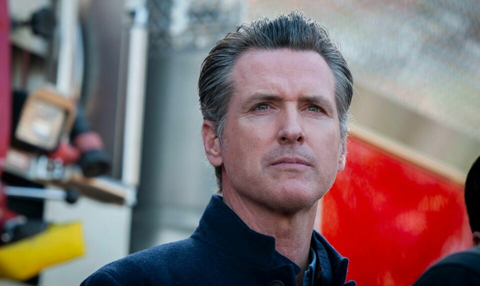 Guvernøren i California, demokraten Gavin Newsom, sier president Donald Trump gjør alt riktig med å reagere på brannene som herjer i California, men samtidig alt galt med å gjøre noe med klimaforandringene som forårsaker dem.