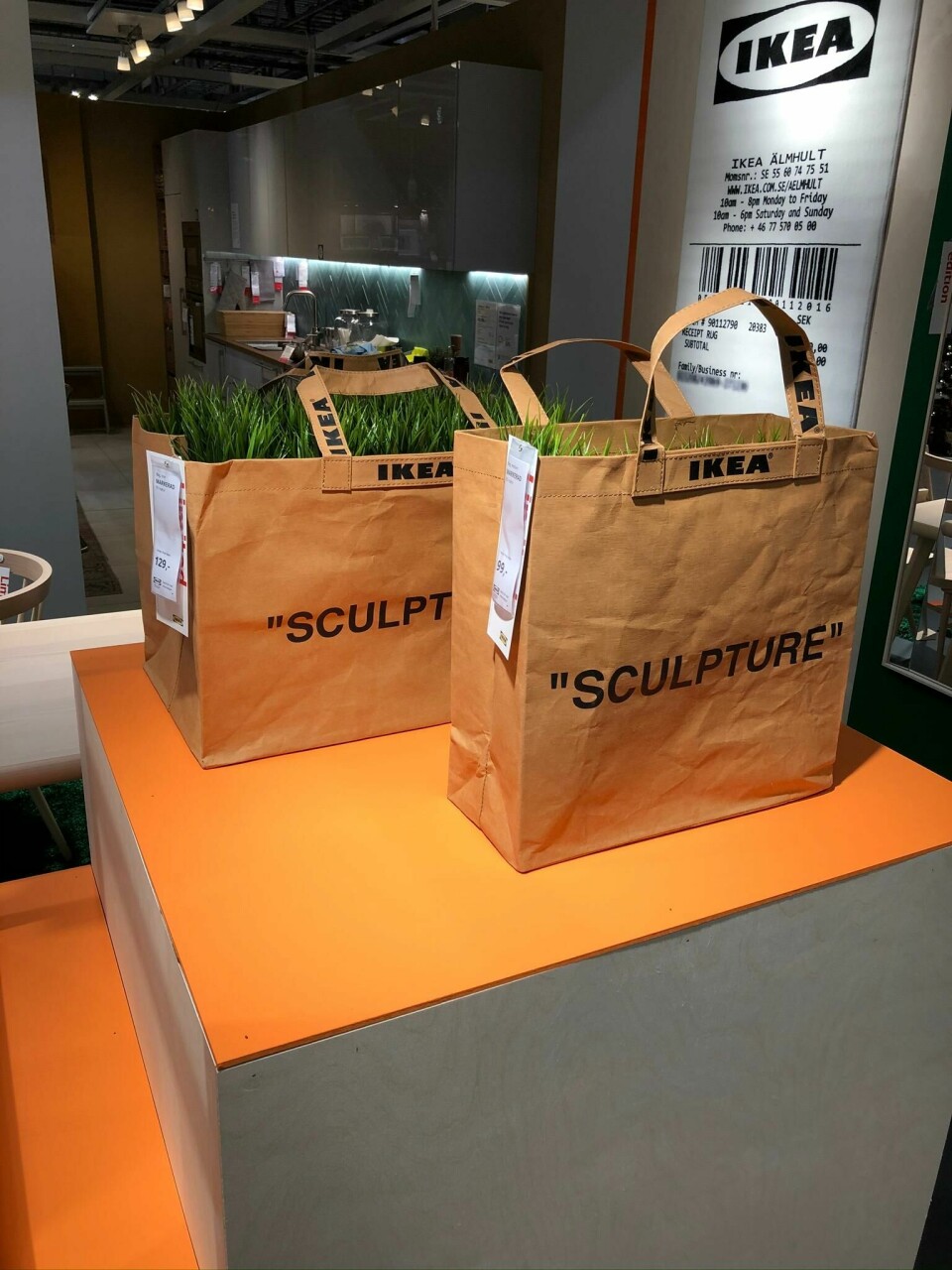 Gutta i lang kø utenfor Ikea for Virgil Abloh ###