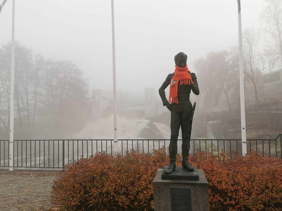 Mossinger våknet opp til at flere av byens landemerker var kledd i oransje skjerf fredag 1. november.