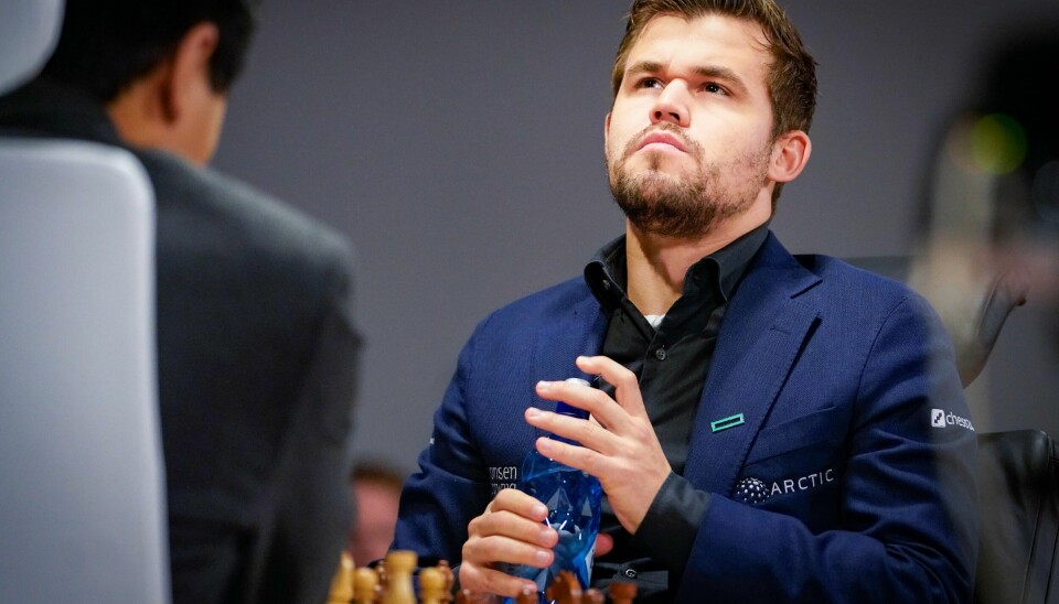 Magnus Carlsen har fått nok å tenke på foran den siste VM-dagen lørdag.