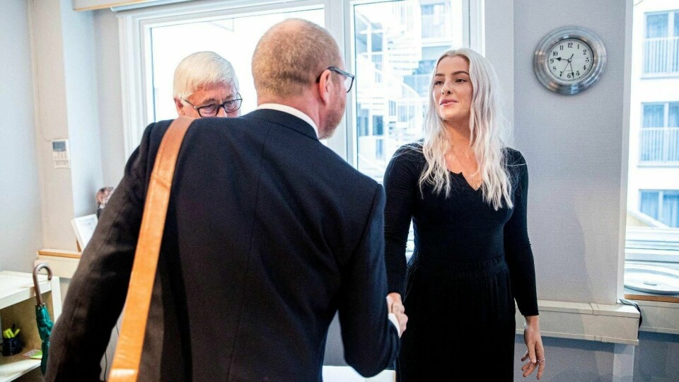 FORLIK: Sjefredaktør i VG, Gard Steiro, hilser på Sofie Bakkemyr under behandlingen av klagen på VGs dekning av den omstridte dansevideoen til Trond Giske i Pressens Faglige Utvalg (PFU). Foto: Stian Lysberg Solum (NTB scanpix)