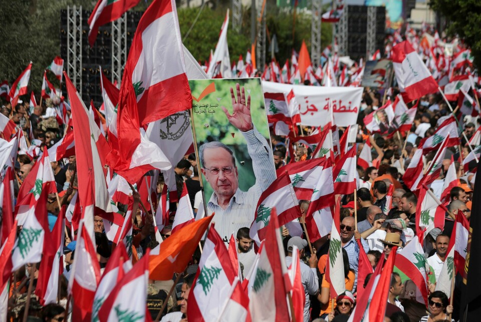 Tusenvis av tilhengere demonstrerte i Beirut til støtte for Libanons president Michel Auon (bildet). Libanon har vært preget av uro den siste tiden, og senere på søndagen var det varslet en motdemonstrasjon mot regjeringen. Supporters of Lebanese President Michel Aoun carry pictures of him and Lebanese flags during a protest near the presidential palace in the Beirut suburb of Baabda, Lebanon, Sunday, Nov. 3, 2019. Thousands of people are marching to show their support for Aoun and his proposed political reforms that come after more than two weeks of widespread anti-government demonstrations. (AP Photo/Hassan Ammar)