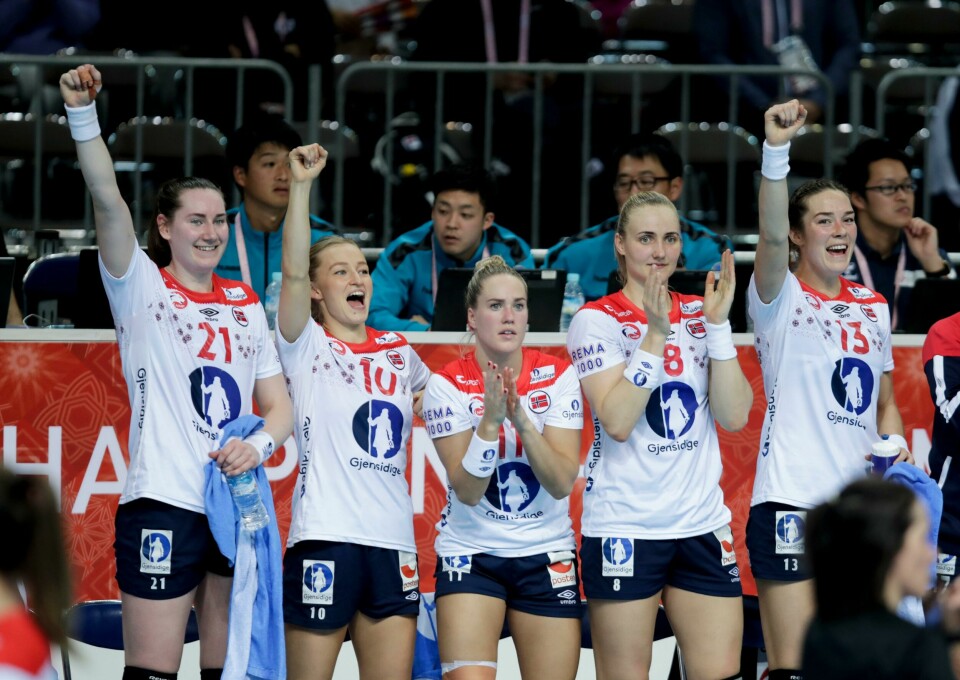 Ingvild Kristiansen Bakkerud, Stine Bredal Oftedal, Malin Larsen Aune, Silje Katrine Waade, og Kari Brattset Dale jubler under kampen mellom Slovenia og Norge i Aqua Dome Kumamoto. Kumamoto, Japan 20191202. Ingvild Kristiansen Bakkerud, Stine Bredal Oftedal, Malin Larsen Aune, Silje Katrine Waade, og Kari Brattset Dale jubler under kampen mellom Slovenia og Norge i Aqua Dome Kumamoto.Foto: Vidar Ruud / NTB scanpix