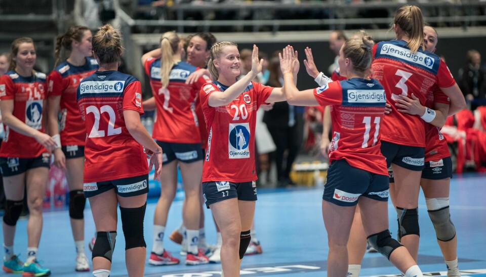 Bærum 20181124.
Marit Røsberg Jacobsen jubler og jentene etter kampen mellom Norge og Danmark i Telenor Arena.
Foto: Vidar Ruud / NTB scanpix