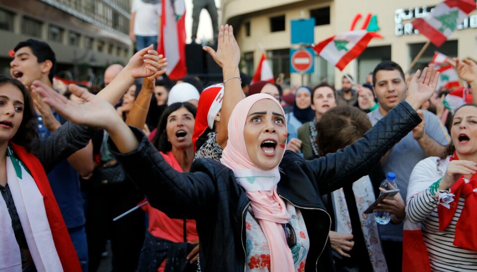 Motstandere av regjeringen og presidenten samlet seg nok en gang i Libanons hovedstad Beirut søndag for å kreve nye ledere og en slutt på korrupsjon og dårlig styresett.