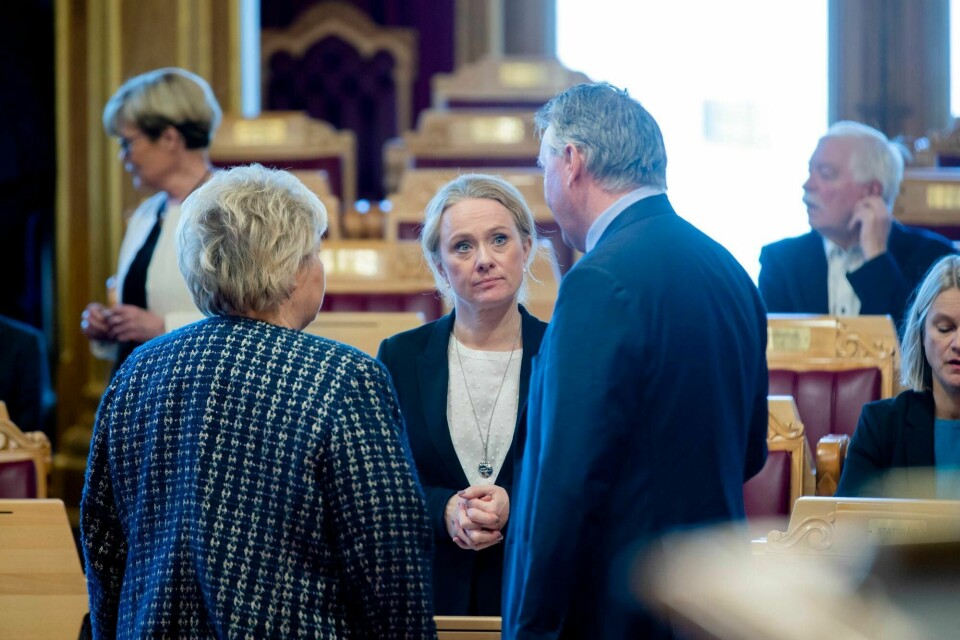 Statsminister Erna Solberg, arbeids- og sosialminister Anniken Hauglie (H) og Trond Helleland (H) i Stortinget før redegjørelsen for trygdeskandalen som har sendt uskyldige i fengsel. Foto: Stian Lysberg Solum / NTB scanpix