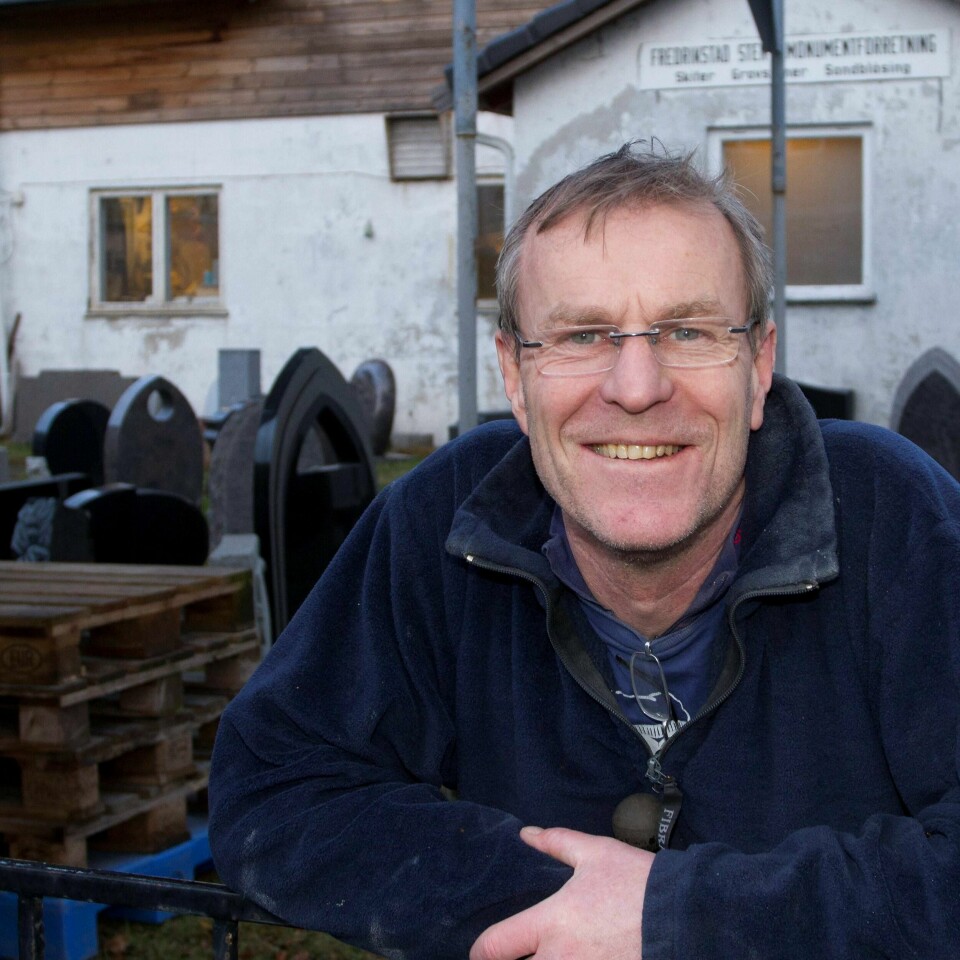 – Når en familie kommer for å få laget en stein til et ungt menneske gjør det vond, da blir jeg berørt. Men generelt vil jeg si at samtalene og kontakten med etterlatte er god og føles bra, sier monumentmaker Tore Magnussen i Fredrikstad.