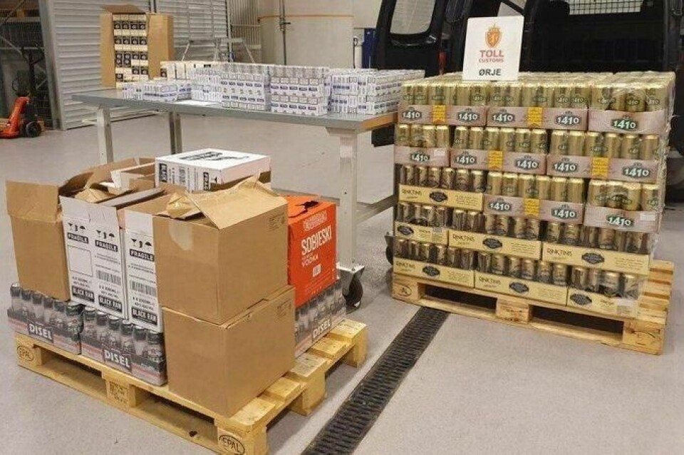 Varebilen var fylt med totalt 27.140 sigaretter, 640 liter øl og 103 liter brennevin.
