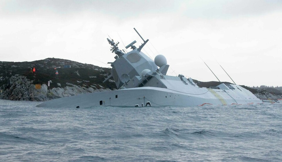 KNM Helge Ingstad ble dyttet opp mot land etter ulykken i november i fjor. Få dager etter sank skipet. KNM Helge Ingstad ved skadestedet i Øygarden etter fartøyet i forrige uke kolliderte med et tankskip og fikk store skader.