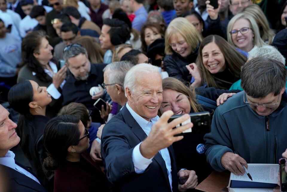 Joe Biden tok en selfie med tilhengere da han drev valgkamp i Virginia 3. november. Foto: Aaron P. Bernstein/NTB scanpix