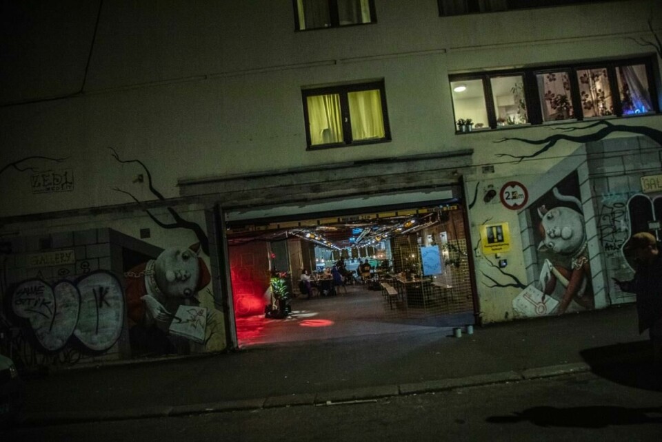I løpet av få timer med mye samarbeid, ble den ellers traurige garasjen gjort om til et tilholdssted for unge. I løpet av få timer med mye samarbeid, ble den ellers traurige garasjen gjort om til et tilholdssted for unge.