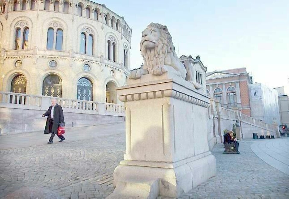 Stortinget nøyde seg med å sjekke faglige referanser da det skulle engasjere et byggefirma til å fikse på granitten på Løvebakken. Statsbyggs undersøkelser av samme firma førte til at det ble svartelistet.