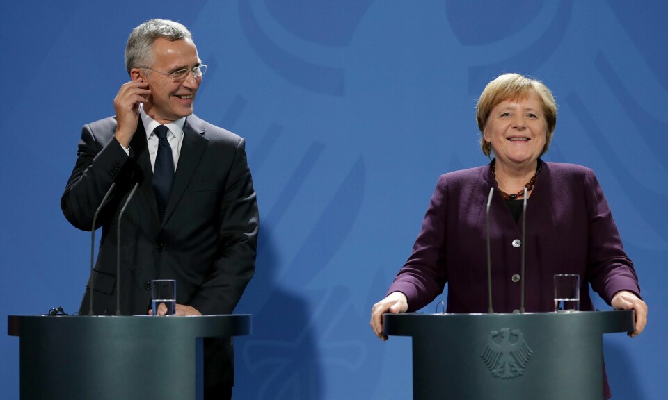 NATOs generalsekretær Jens Stoltenberg og Tysklands statsminister Angela Merkel under pressekonferansen i Berlin. Foto: Michael Sohn / AP / NTB scanpix