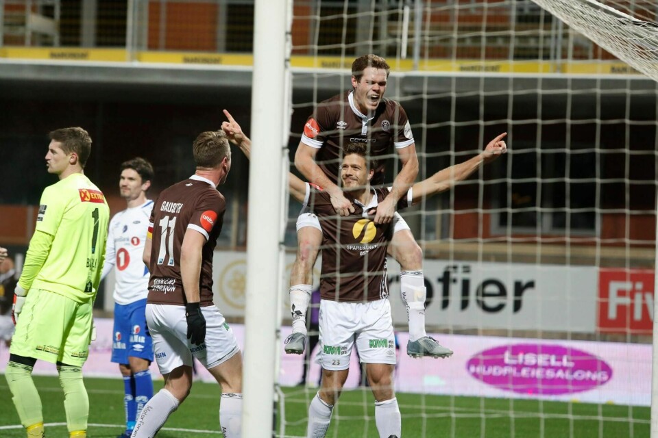 Mjøndalens Sondre Solholm Johansen jubler over 3-1 målet. Mjøndalen møter Ranheim hjemme på Consto Arena i søndagens oppgjør i eliteserien. Foto: Terje Bendiksby / NTB scanpix