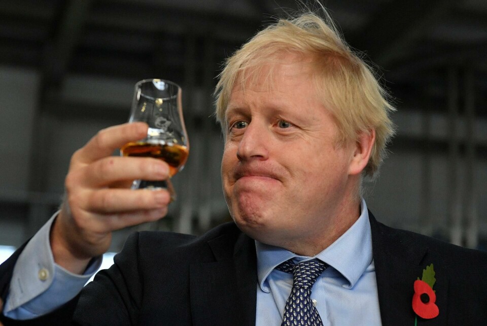 Statsminister Boris Johnson smakte whisky under et besøk i Skottland torsdag. FOTO: NTB SCANPIX Statsminister Boris Johnson smakte whisky under et besøk i Skottland torsdag. FOTO: NTB SCANPIX