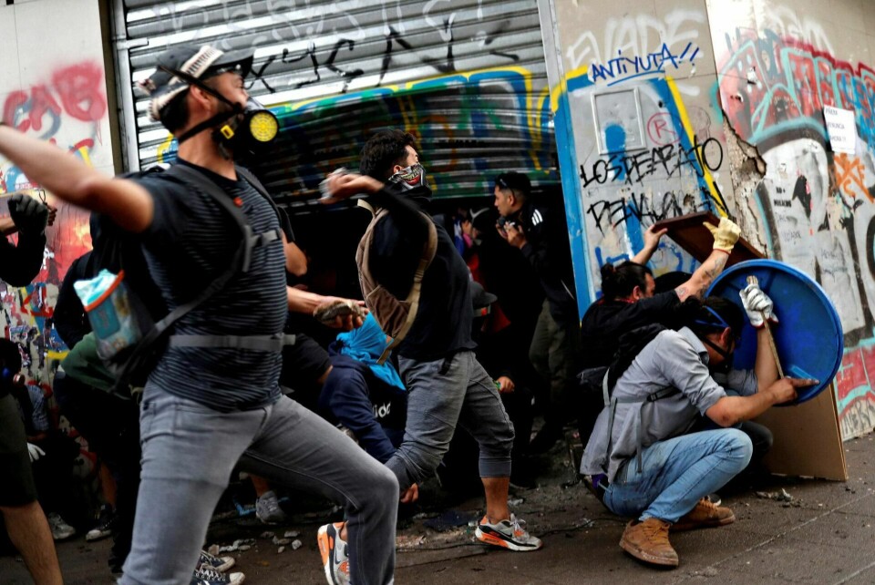 Utløsende faktor når folk tar til gatene er ofte noe som kjennes direkte på lommeboka. Bildet er fra Santiago i Chile, der økt pris på T-banebilletter var det som startet protestene. FOTO: JORGE SILVA/NTB SCANPIX