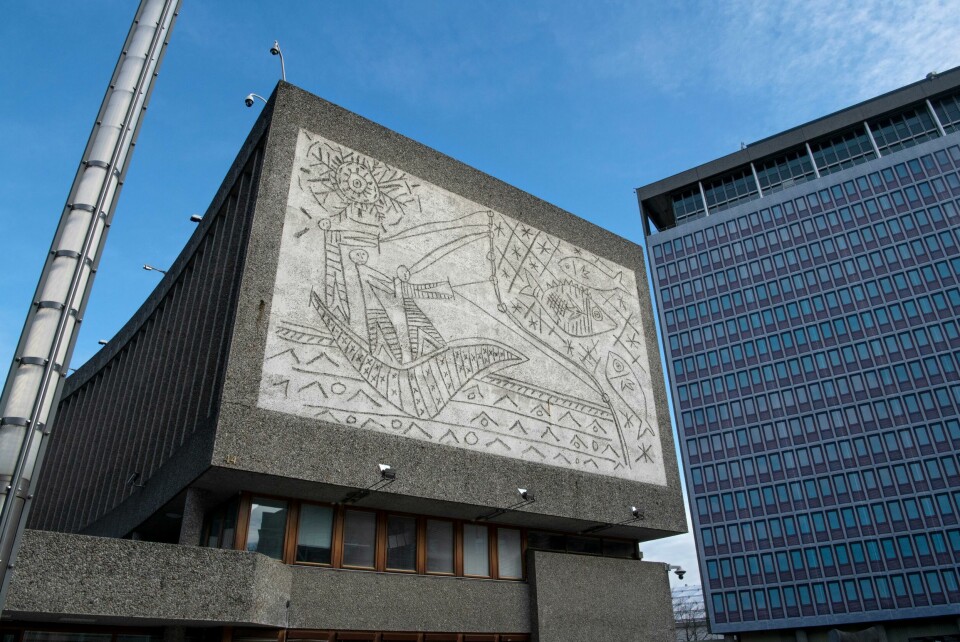 Y-blokka i Oslo. Picasso kunst på Y-blokka sandblåst av Carl Nesjar. Høyblokka t.h.