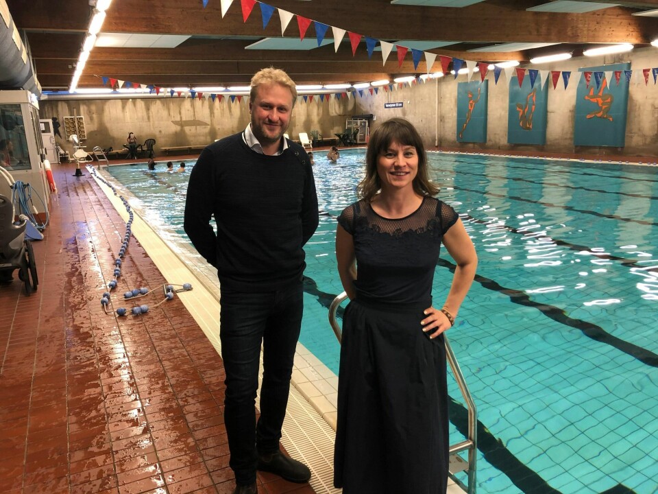 Fungerende byråd for næring og eierskap Vegar Andersen og byråd for idrett, kultur og frivillighet, Rina Mariann Hansen bruker gladelig 60 millioner kroner for å pusse opp Bøler bad.