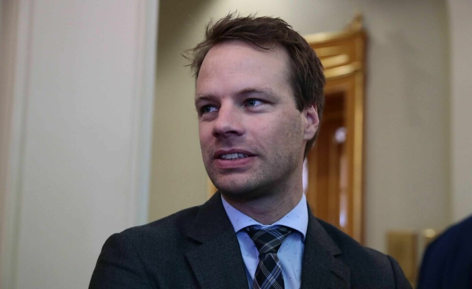 Frps Jon Helgheim mener barna som deltar i menighetenes fritidstilbud mister muligheten til å omgås andre barn og lære seg det norske språket.