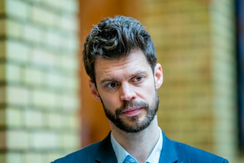 Rødt-leder Bjørnar Moxnes krever at regjeringen sørger for at de 10.000 som står i fare for å miste retten til dagpenger, likevel får utbetalt stønaden ut året.