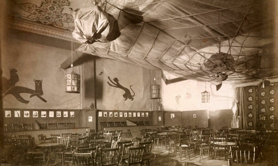 Bokken Lasson og Vilhelm Dybwad starta Chat Noir i 2. etasje i Tivolis portbygning i 1912. Lokalene var dekorert av Lassons nevø Per Krohg. I 1919 flytta scenen til Brødrene Hals’ konsertlokale. Bokken Lasson og Vilhelm Dybwad starta Chat Noir i 2. etasje i Tivolis portbygning i 1912. Lokalene var dekorert av Lassons nevø Per Krohg. I 1919 flytta scenen til Brødrene Hals’ konsertlokale.