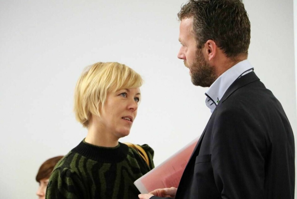 Fylkesordfører Marianne Chesak (Ap), her i samtale med Randabergs ordfører Jarle Bø (Sp). Foto: Stein Roger Fossmo