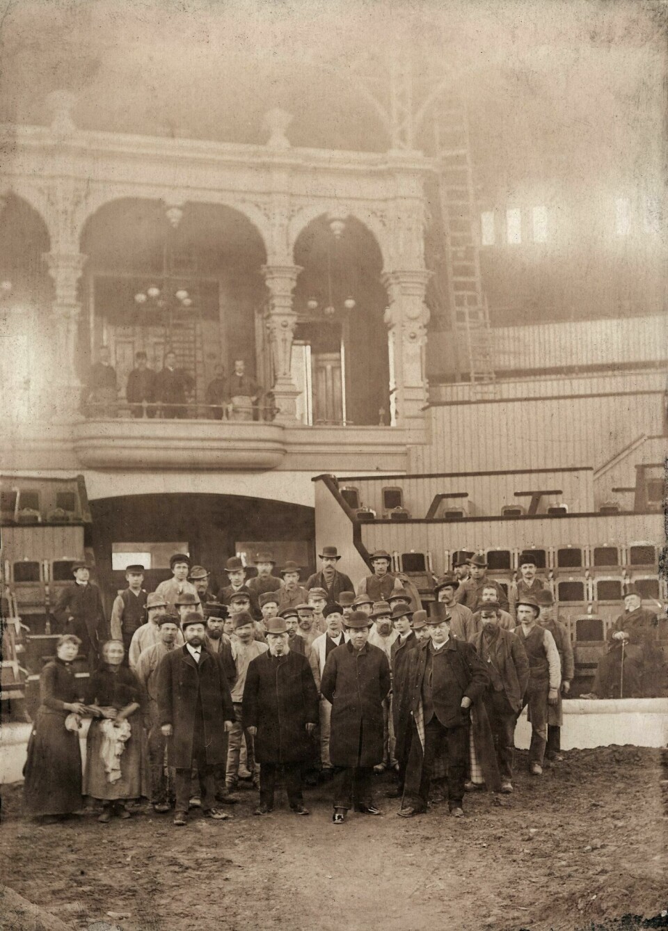 Det var 32 meter høyt under taket i Cirkus-kuppelen. Folk og interiør fotografert cirka 1900. FOTO: UKJENT PERSON/OSLO MUSEUM Det var 32 meter høyt under taket i Cirkus-kuppelen. Folk og interiør fotografert cirka 1900. FOTO: UKJENT PERSON/OSLO MUSEUM