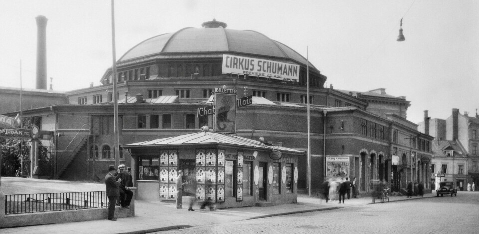 Kristianias Cirkus med sin enorme kuppel var inspirert av Københavns sirkus. Danske Cirkus Schumann sto på plakaten både på åpningsdagen i 1890 og avskjedsdagen i august 1935. Kristianias Cirkus med sin enorme kuppel var inspirert av Københavns sirkus. Danske Cirkus Schumann sto på plakaten både på åpningsdagen i 1890 og avskjedsdagen i august 1935.