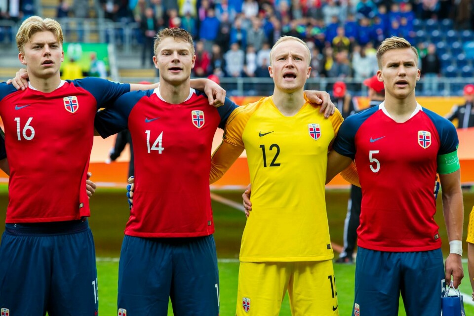 Mjøndalen-spiller Julian Faye Lund voktet det norske U21-buret fredag. Lublin, Polen 20190530.FIFA U-20 VM i fotball 2019: Norge - Honduras (12-0). Norges Tobias Børkeeiet (t.v.). Ulrik Fredriksen, Julian Lund og Leo Østigård under nasjonalsangen før VM-kampen i fotball mellom Norge og Honduras på Lublin Stadion.Foto: Svein Ove Ekornesvåg / NTB scanpix