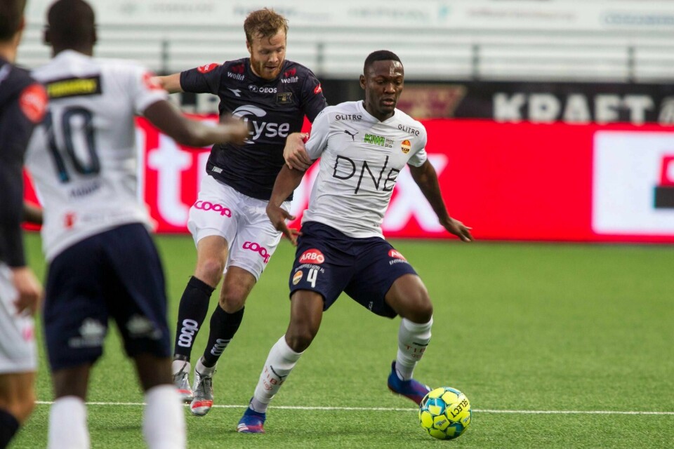 Vikings Even Østensen i duell med Duplexe Tchamba under eliteseriekampen i fotball mellom Viking og Strømsgodset på Viking stadion. Foto: Carina Johansen / NTB