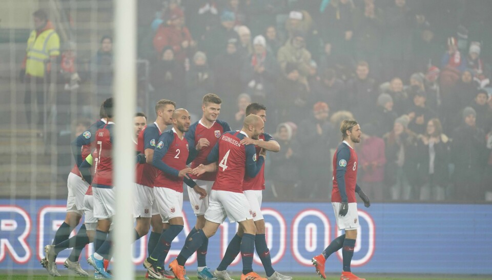 Gutta i røyken. Tore Reginiussen har startet scoringsballet på Ullevaal.