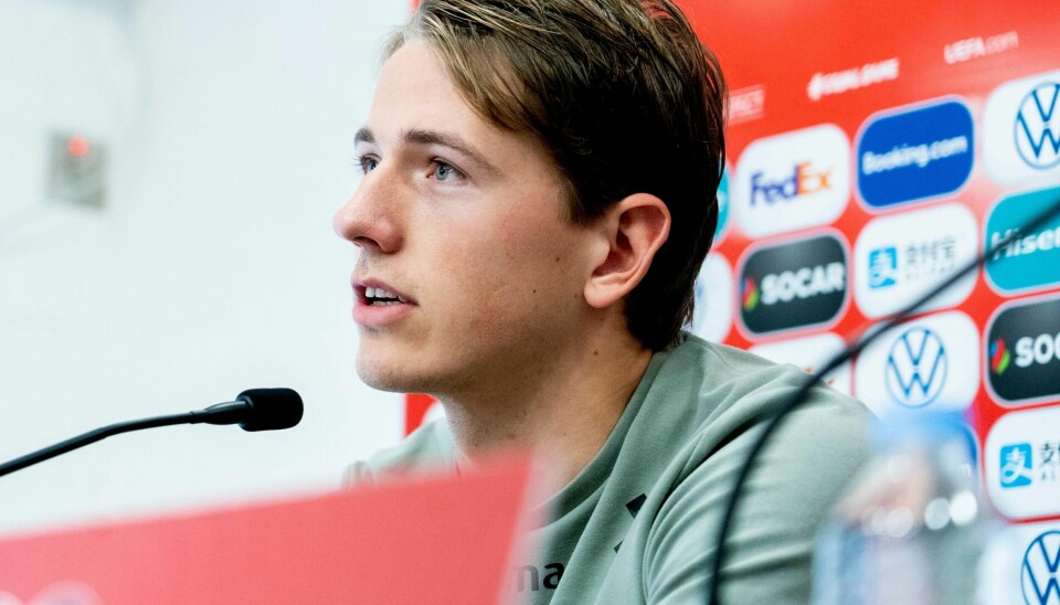 Sander Berge møtte pressen sammen med landslagssjef Lars Lagerbäck søndag og benyttet anledningen til å skryte av de etablerte landslagsspillernes betydning for lagets framgang. Foto: Fredrik Hagen / NTB scanpix