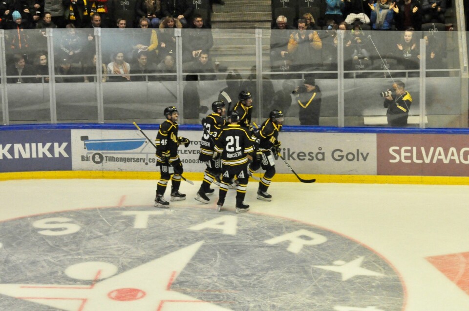 Oilers jubler etter scoring. FOTO: KRISTOFFER KNUTSEN Oilers jubler etter scoring. FOTO: KRISTOFFER KNUTSEN