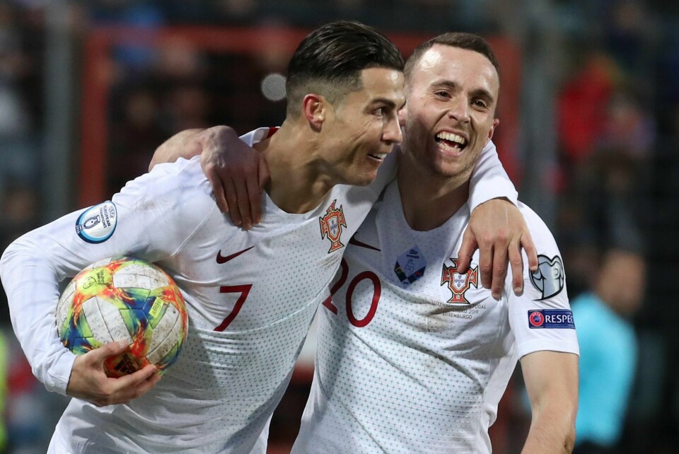 Ronaldo knabbet målet til Diogo Jota, noe landsmannen hadde tilsynelatende få problemer med. Ronaldo er en scoring unna 100 mål for Portugal. Foto: Francisco Seco / AP / NTB scanpix