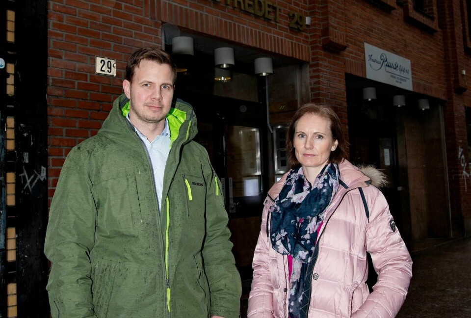 Advokatene Lene Wallem og Fredrik Sverstad Eriksen mener regjeringen må heve minstesatsen for fri rettshjelp.