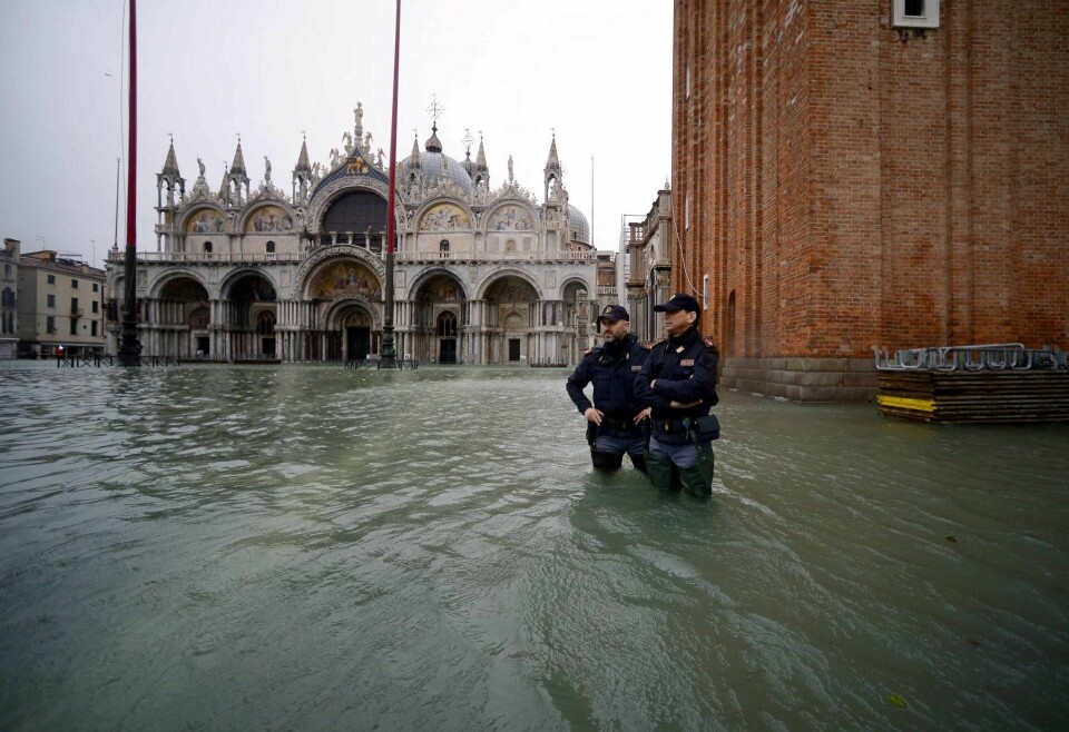 Politiet holder vakt ved Markusplassen i Venezia. Fredag ble det kjente turistmålet stengt på grunn av høyt vannivå.Foto: Filippo Monteforte/NTB scanpix